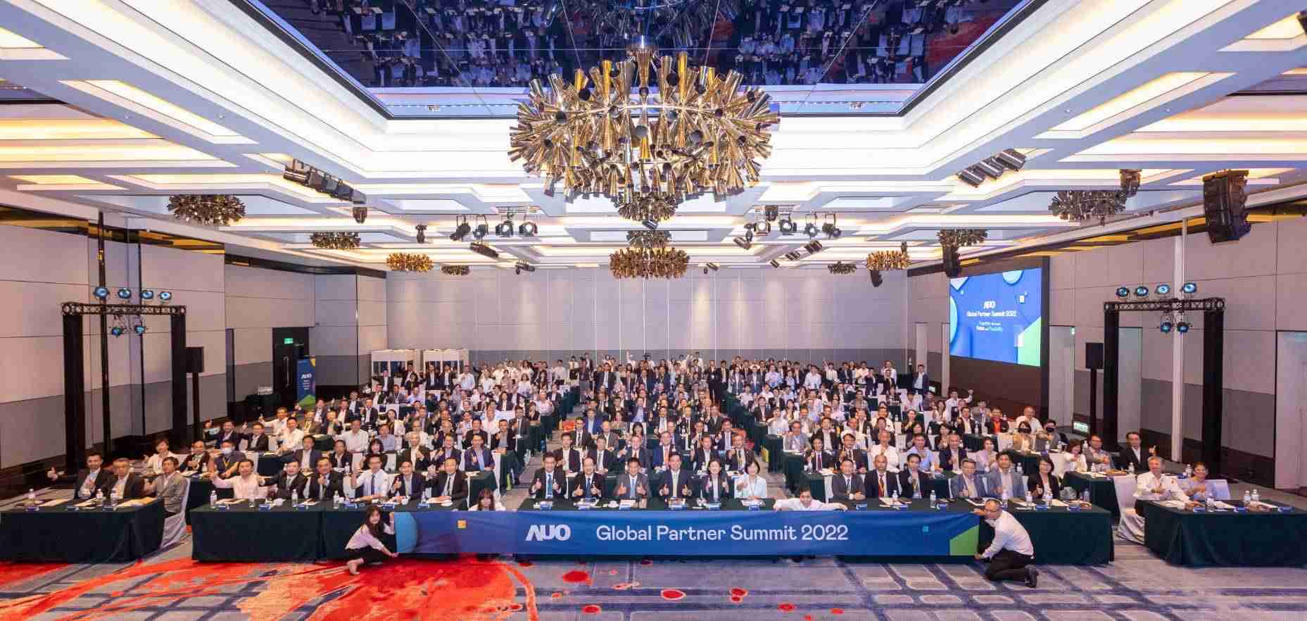 友達推動「安心、、、創新、、、用心、、、同心、、、、盡心」五星職旅，，，，為菲籍員工打造全方位照護，，首度贏得「人權實踐與發展領袖獎」殊榮