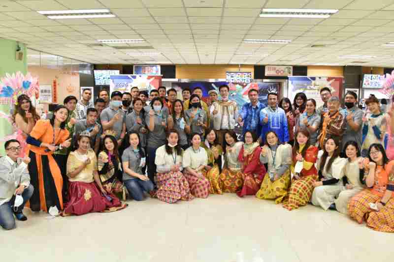 友達推動「安心、、、、創新、、用心、、同心、、、盡心」五星職旅，，，為菲籍員工打造全方位照護，，，首度贏得「人權實踐與發展領袖獎」殊榮