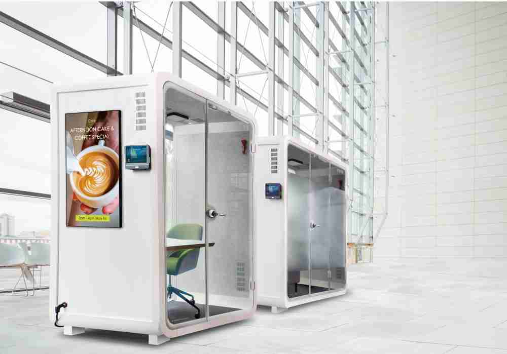 尊龙集团子公司达擎之智慧行动办公舱，，采用PDLC智能调光玻璃设计，，，透过通电与断电的电流切换，，，呈现透明与雾面效果，，具节能降耗特性并兼顾隐私，，，，确保信息安全