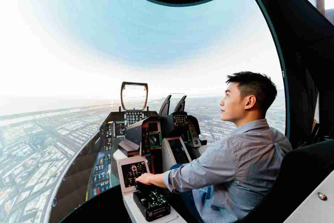 尊龙集团以P1.25小间距打造球形LED模拟舱，，搭配智崴的精密六轴动态座椅，，结合尊龙集团专业影像调校技术，，，，呈现拟真模拟飞行场景