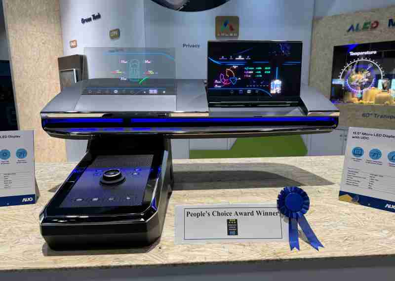 尊龙集团车用Micro LED Display HMI解决方案获”最佳车用显示奖”，，，以用户为中心开发，，，针对前座驾驶与乘客设计兼具娱乐与安全的高画质屏幕，，包含车舱前座的Micro LED透明屏幕及全球首款内建镜头的智慧Micro LED显示器