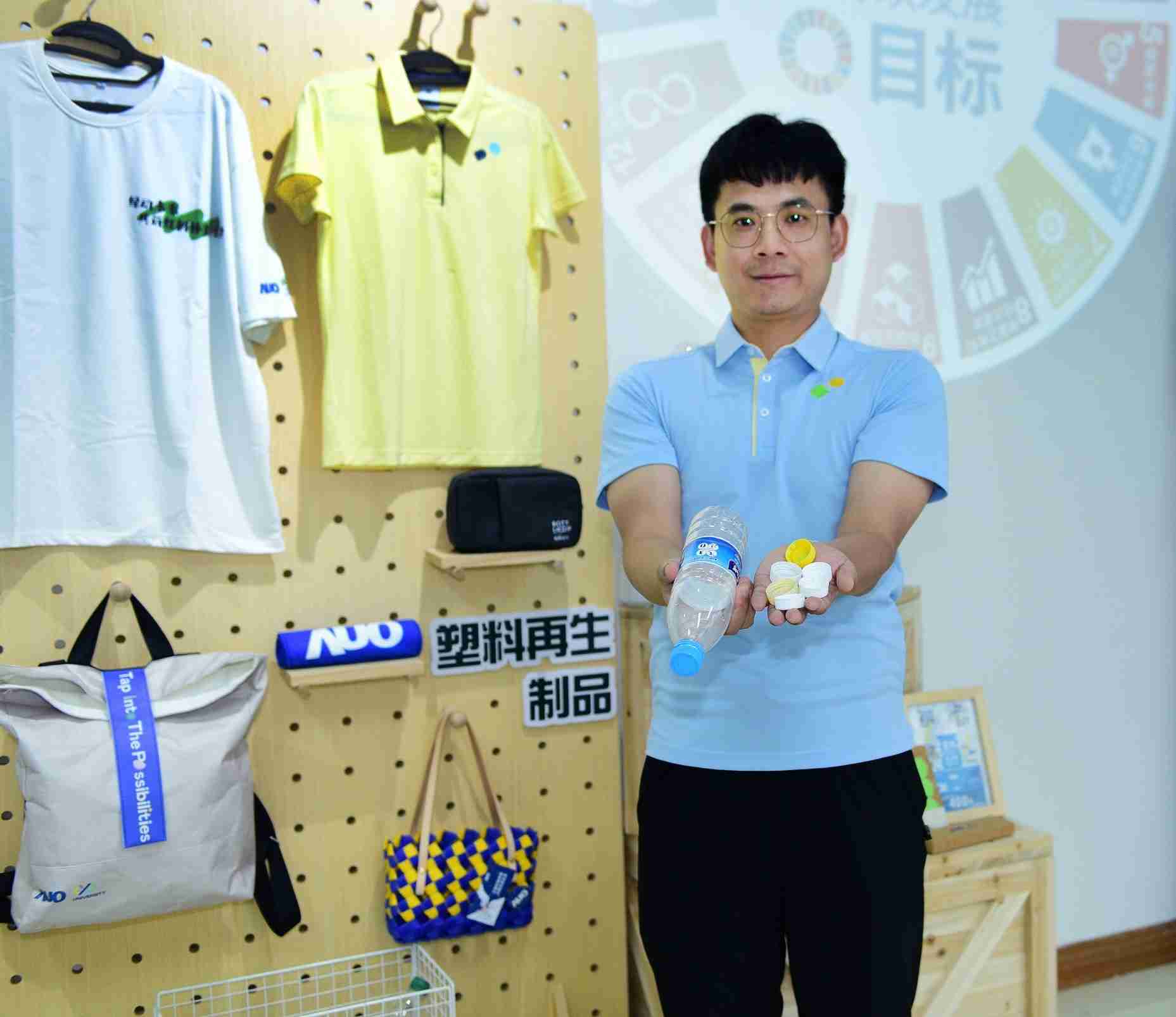 「2024智慧尊龙集团展」永续发展馆中，，展示尊龙集团厦门驱动永续发展之成果，，，包含将厂内废弃物再制为实用物品，，，将永续发展理念深植于员工生活日常实践