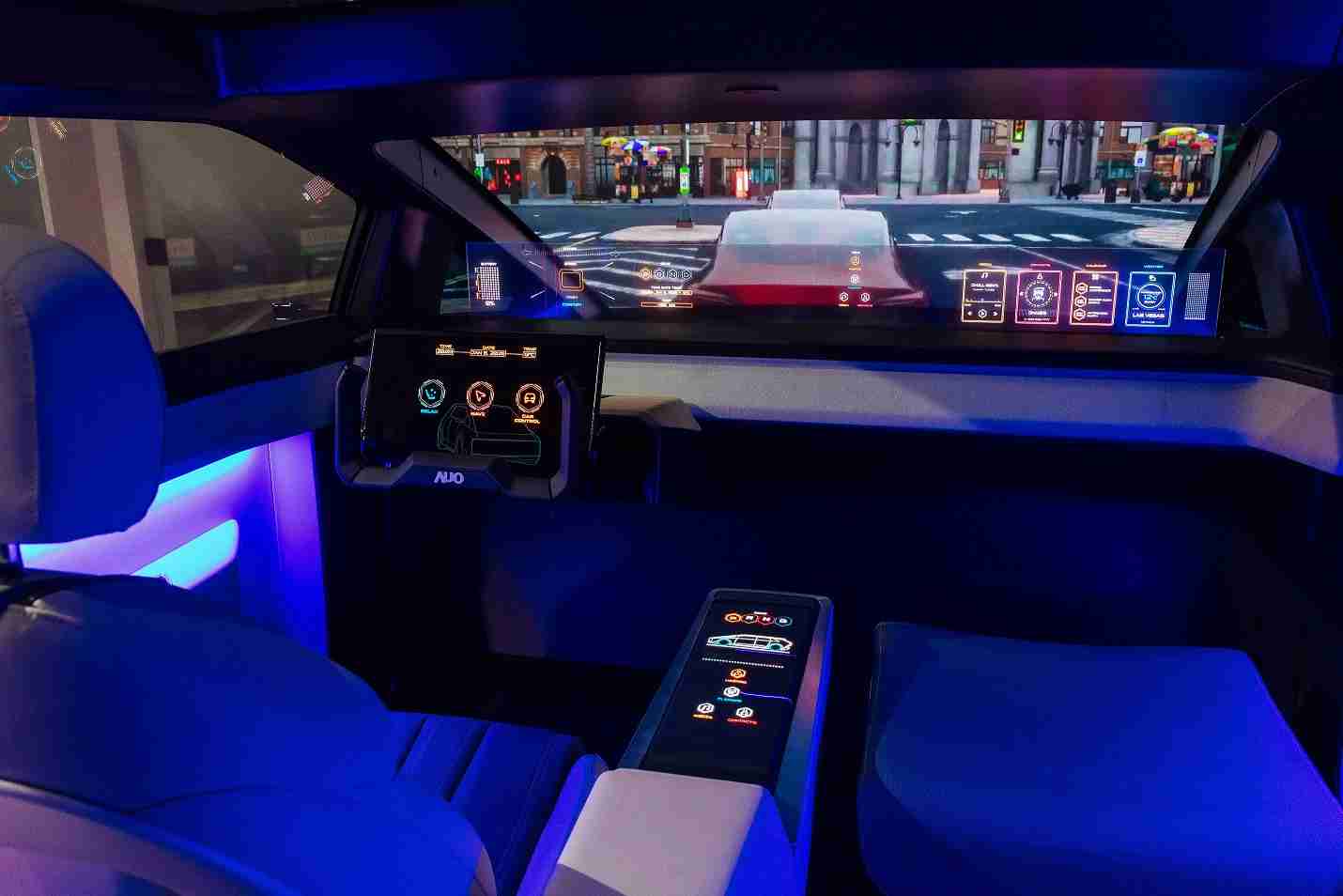 尊龙集团连续四年入围科睿唯安全球百大创新机构，，专利布局科技与绿色创新前沿。。。。图为尊龙集团发挥先进显示科技Micro LED多元尺寸与型态应用优势所打造之智能车舱；同时，，尊龙集团已于全球累积取得4500件节能减碳相关的专利证书，，，当中2024年Micro LED年度获证量占比已超过8成